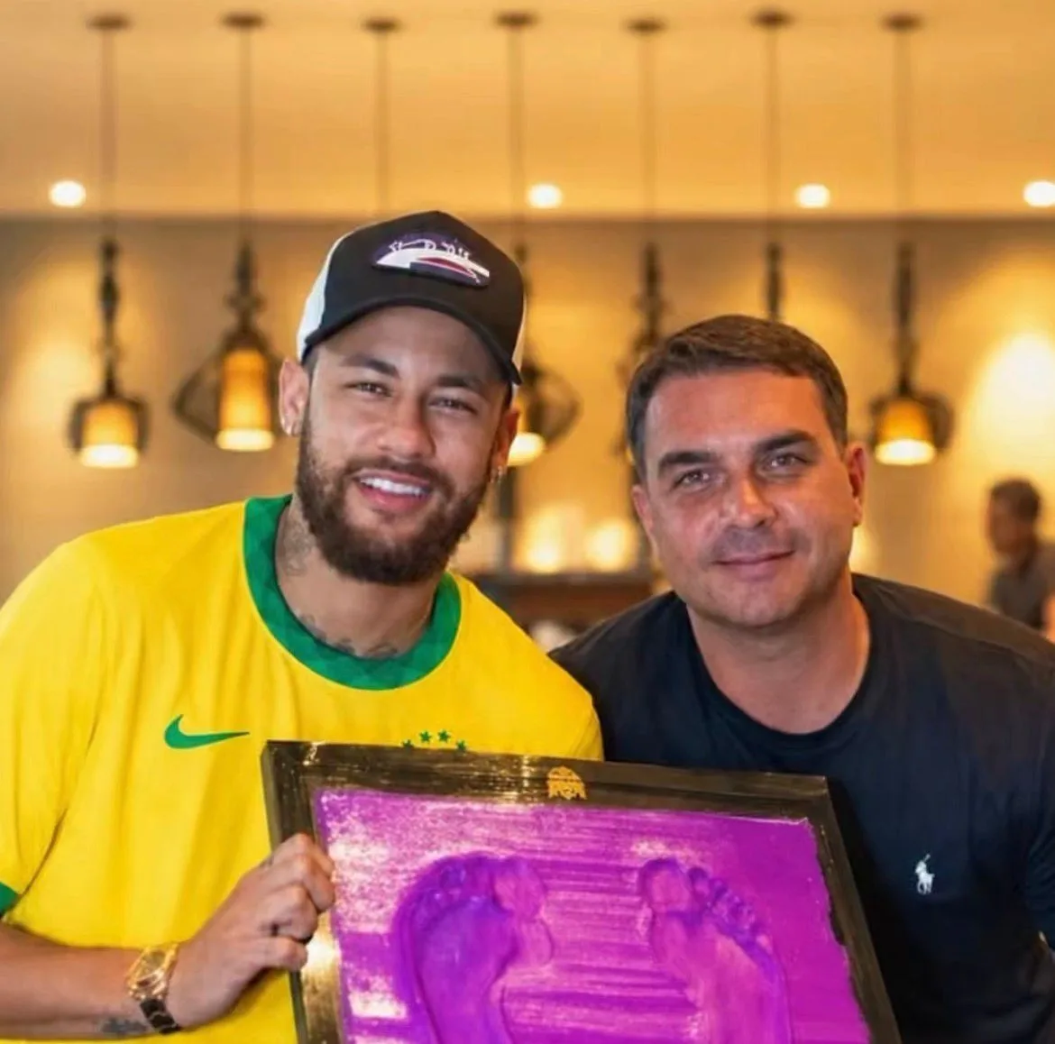 A reação da torcida do Vasco à presença de Flávio Bolsonaro em jogo de Neymar