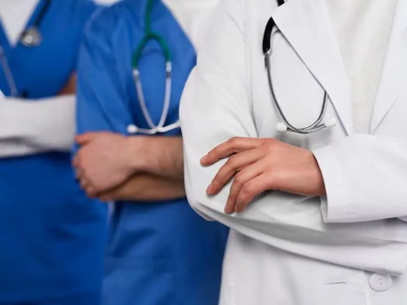 CAE aprova novo piso de R$ 13,6 mil para médicos e dentistas