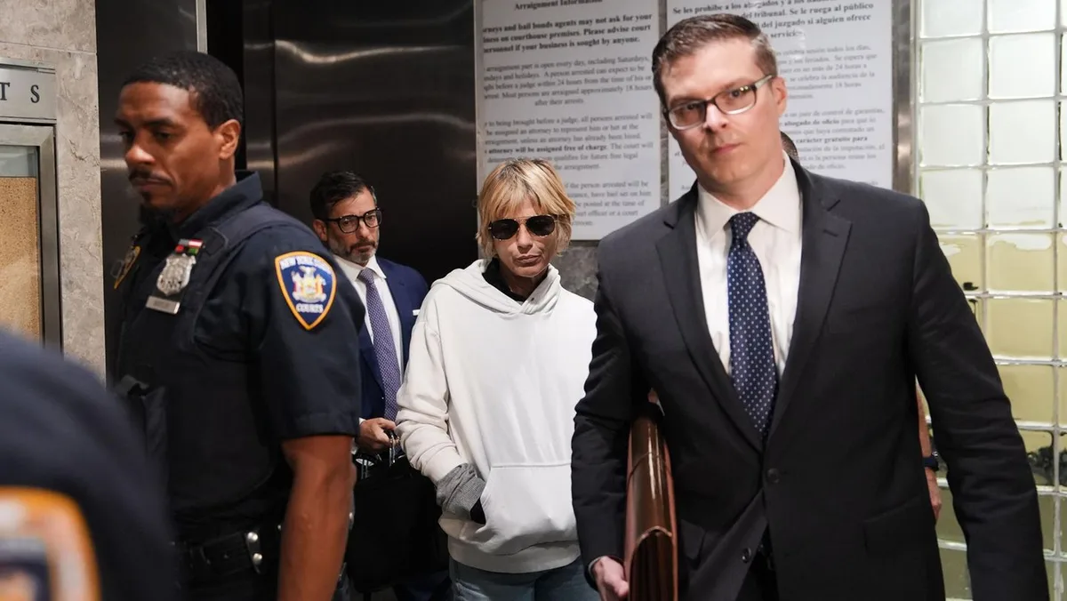 Flug-Zwischenfall: Sie soll geschlagen und gebissen haben: Selma Blair nach Eklat vor Gericht