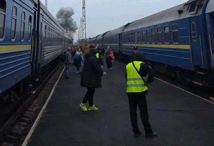 Estação ferroviária atingida por drones russos pouco depois da passagem de altos funcionários europeus