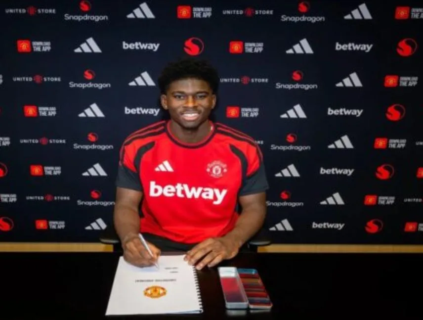 Manchester United oficializó la llegada de Carlos Baleba