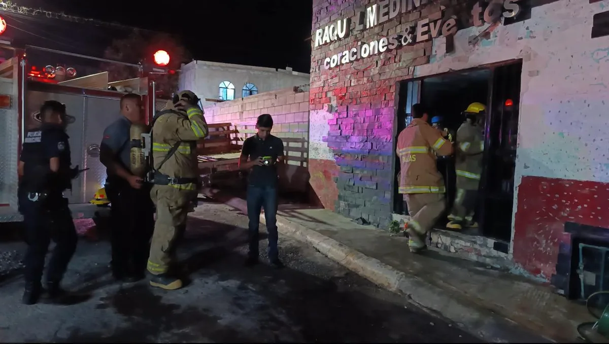 Incendio en papelería de Parras pone en riesgo a tres menores que dormían en la parte alta del inmueble