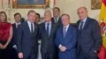 Decenas de ceutíes reciben a Florentino Pérez con camisetas del Madrid: "Gracias por apoyarnos"