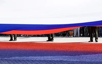 В Иркутске военнослужащие развернули 50-метровый флаг