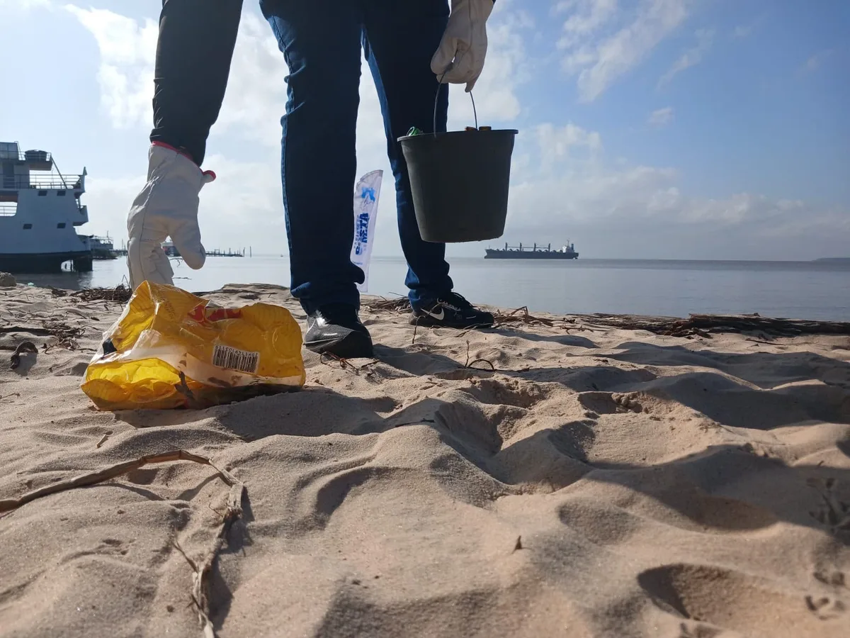 Mais de 120 kg de lixo são recolhidos na Praia da Fazendinha, em Macapá