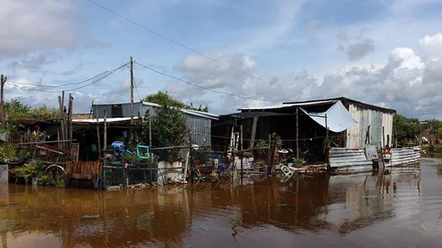 Tempestade Simon transformada em furacão no centro-oeste do México