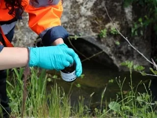 Pollution dans une rivière en Bretagne : une pisciculture aurait déversé les eaux de ses bassins