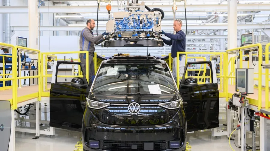 Autobranche: Boom bei E-Autos und Privatkunden stützt Pkw-Markt im August