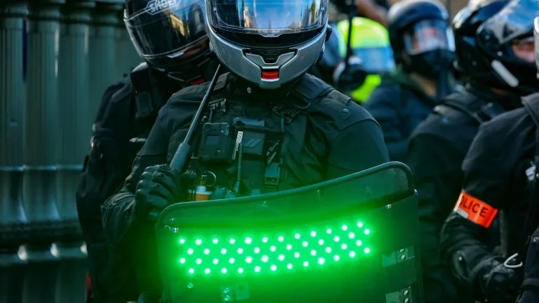 "Une entrave à la presse": qu'est-ce que le bouclier stroboscopique, le nouveau dispositif de maintien de l'ordre contesté?