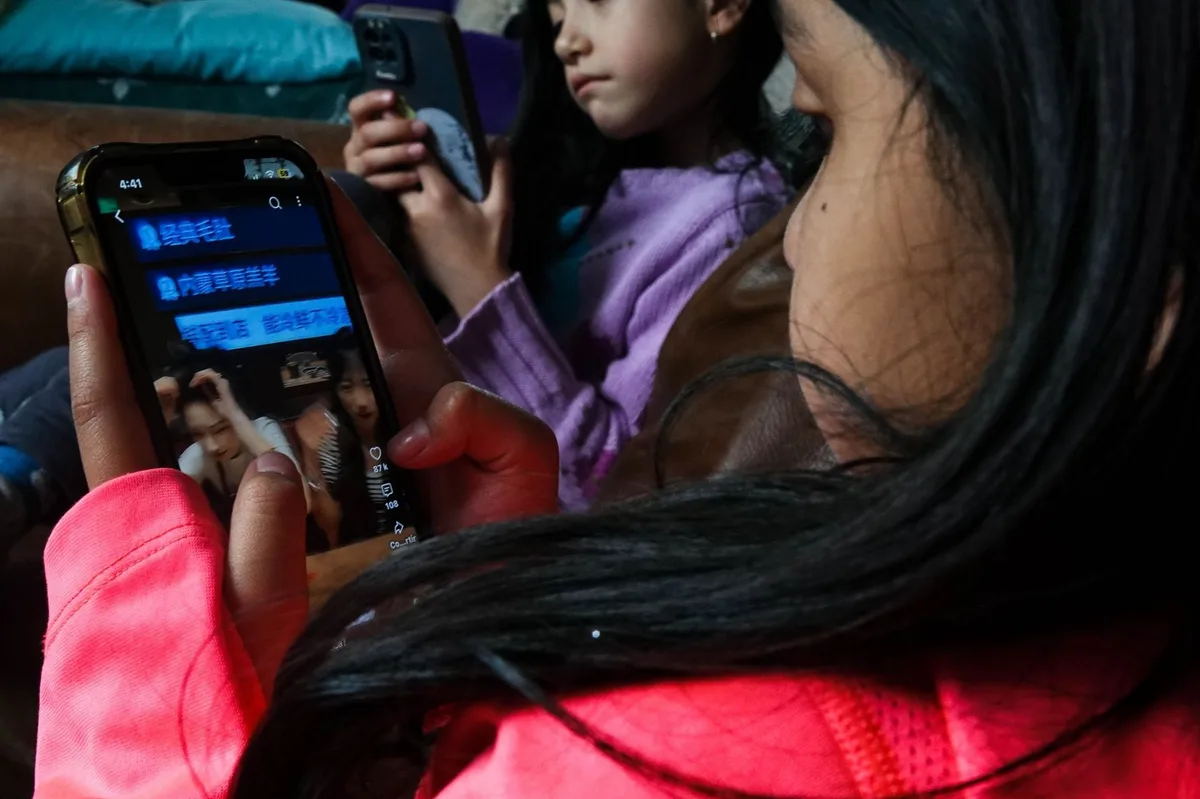 Expertos piden evitar una prohibición absoluta de celulares en escuelas y proteger los derechos de la niñez