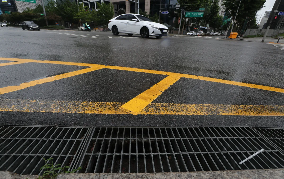 100㎜ 폭우 땐 강남역 1m 침수… 서울시, 빗물받이 설계기준 새로 만든다