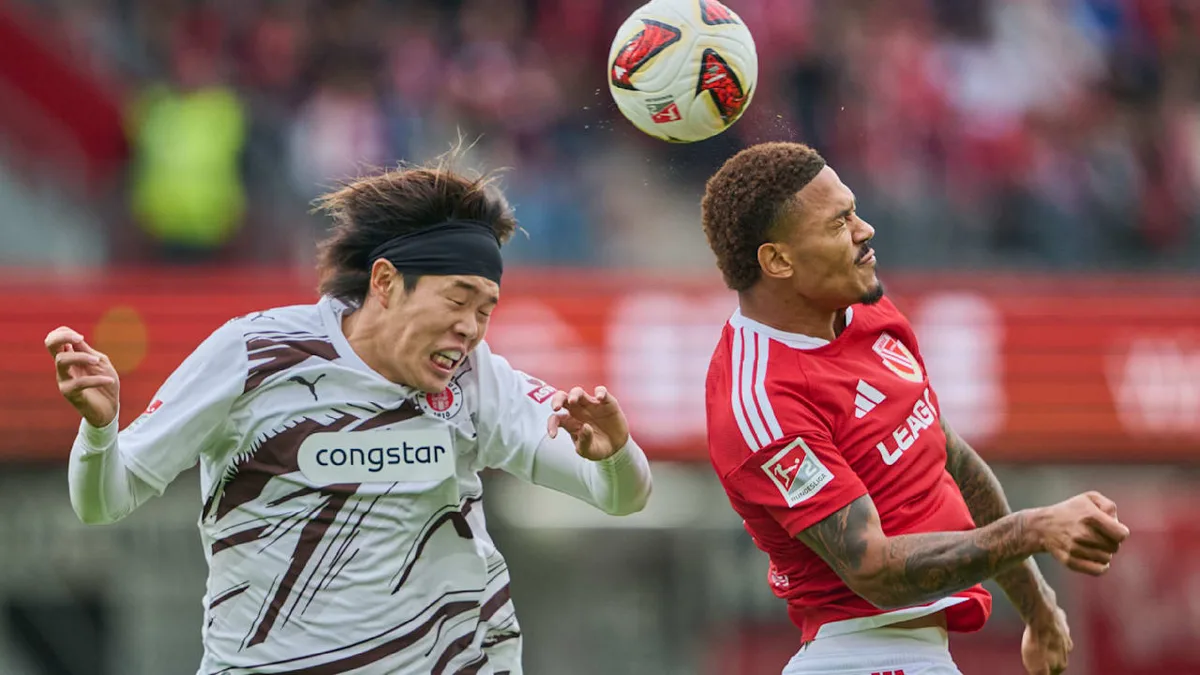 Hoch in der Luft - Trainer verrät kuriose Verletzung bei St. Pauli