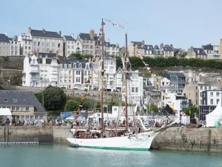Le port de pêche de Granville devient un lieu d’exposition : un événement qui se prolonge jusqu’au 23 août
