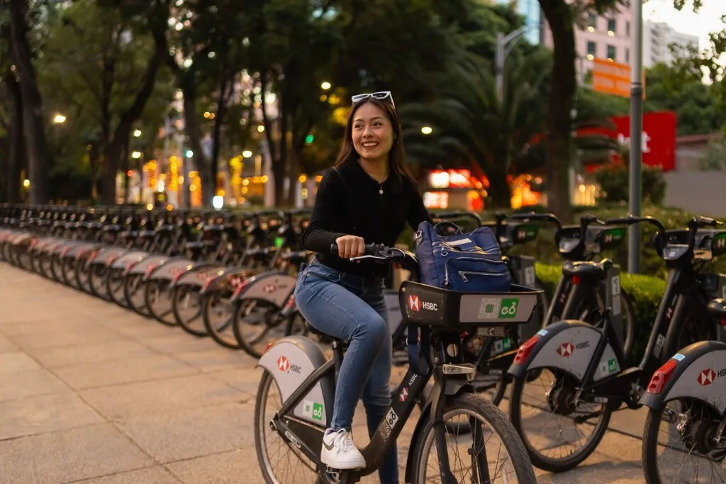 CDMX instalará más de 4,000 pantallas publicitarias en vía pública: el negocio millonario detrás de la expansión de Ecobici