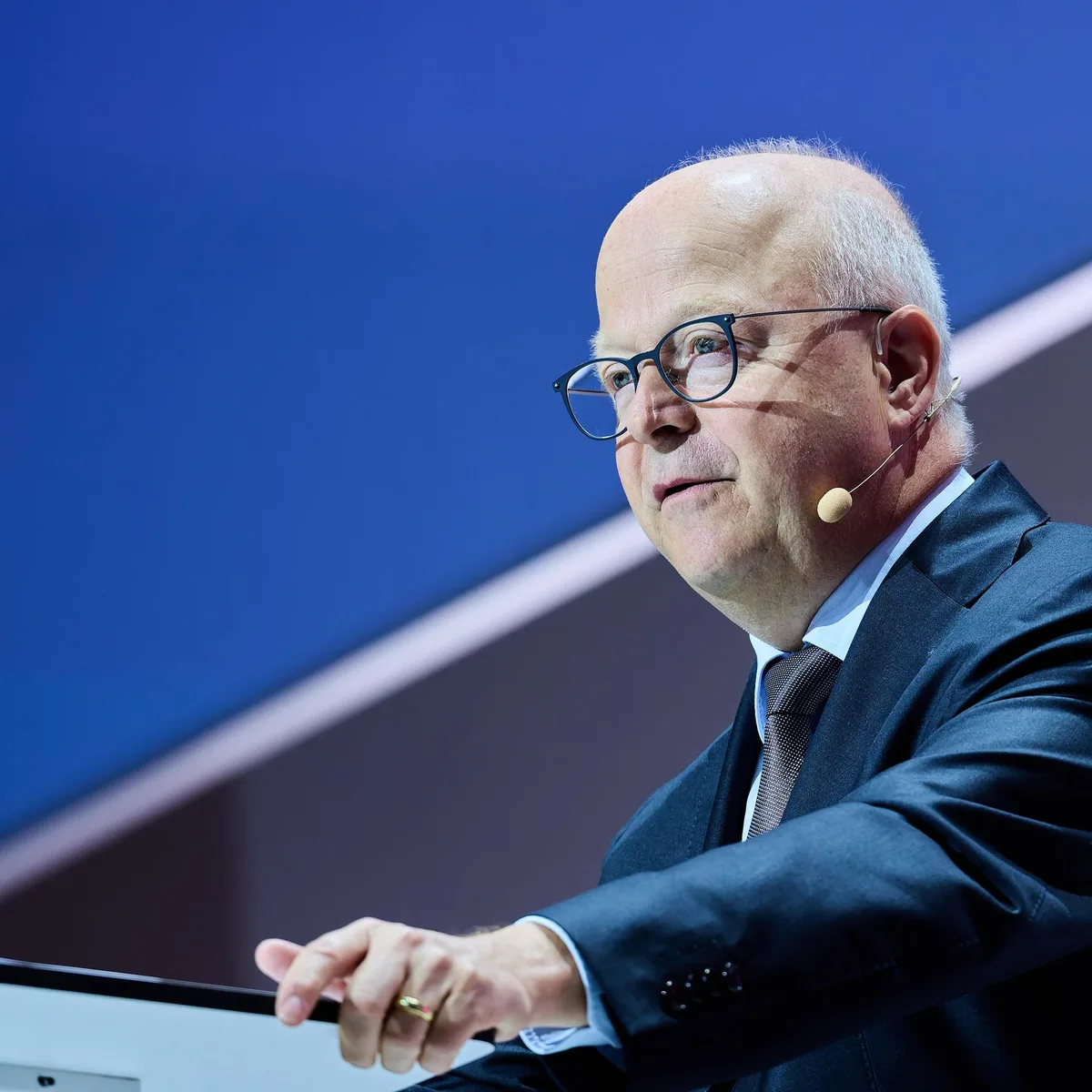 Anleihenmärkte - Bundesbank-Vorstandsmitglied Theurer sieht noch keine systemische Staatsschuldenkrise, aber Warnsignale