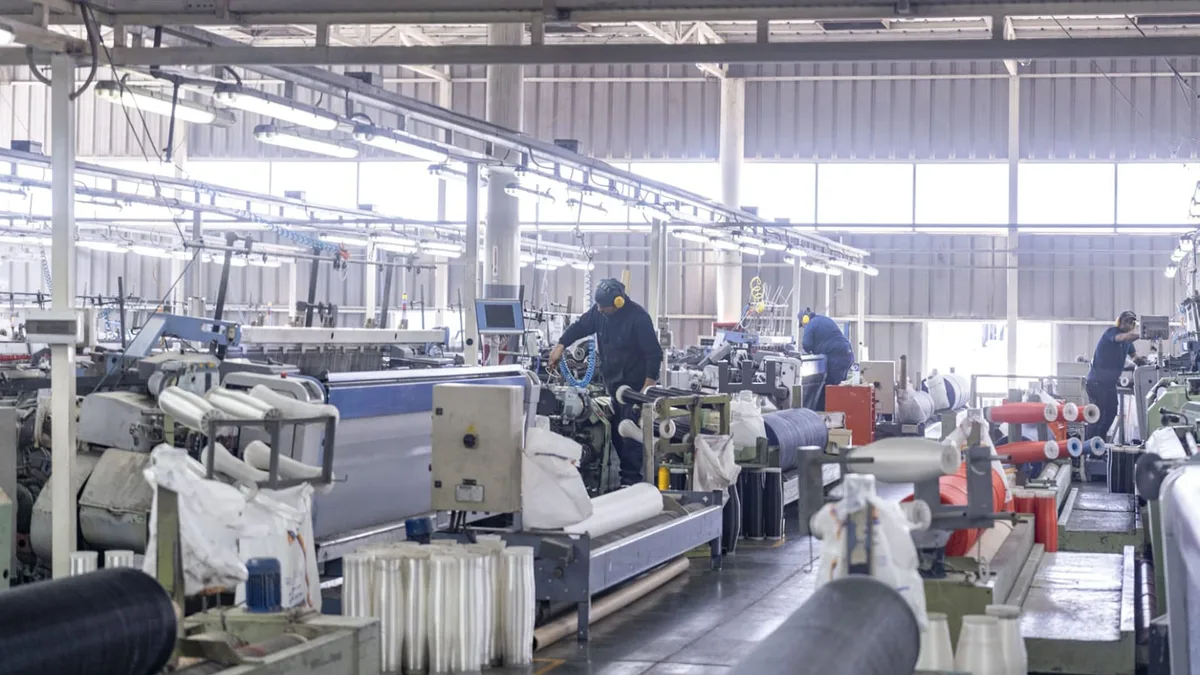 Con ventas débiles, costos en alza y menos pedidos, las pymes ajustan turnos para intentar sostener el empleo