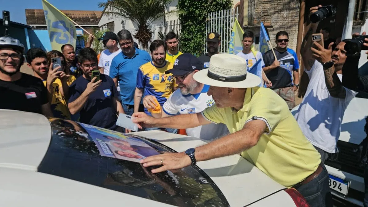 Grande adesivaço marca primeiro contato de Bocalom com apoiadores