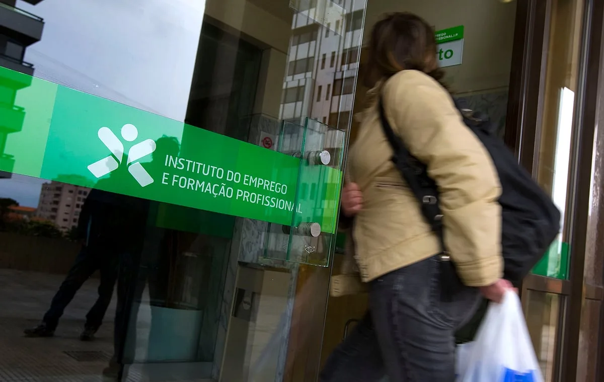Número de desempregados inscritos recua 8,1% num ano, mas sobe pela primeira vez em seis meses
