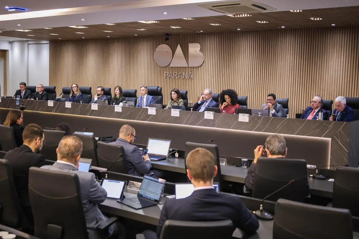 OAB Paraná desagrava advogada após audiência ser mantida um dia depois do parto