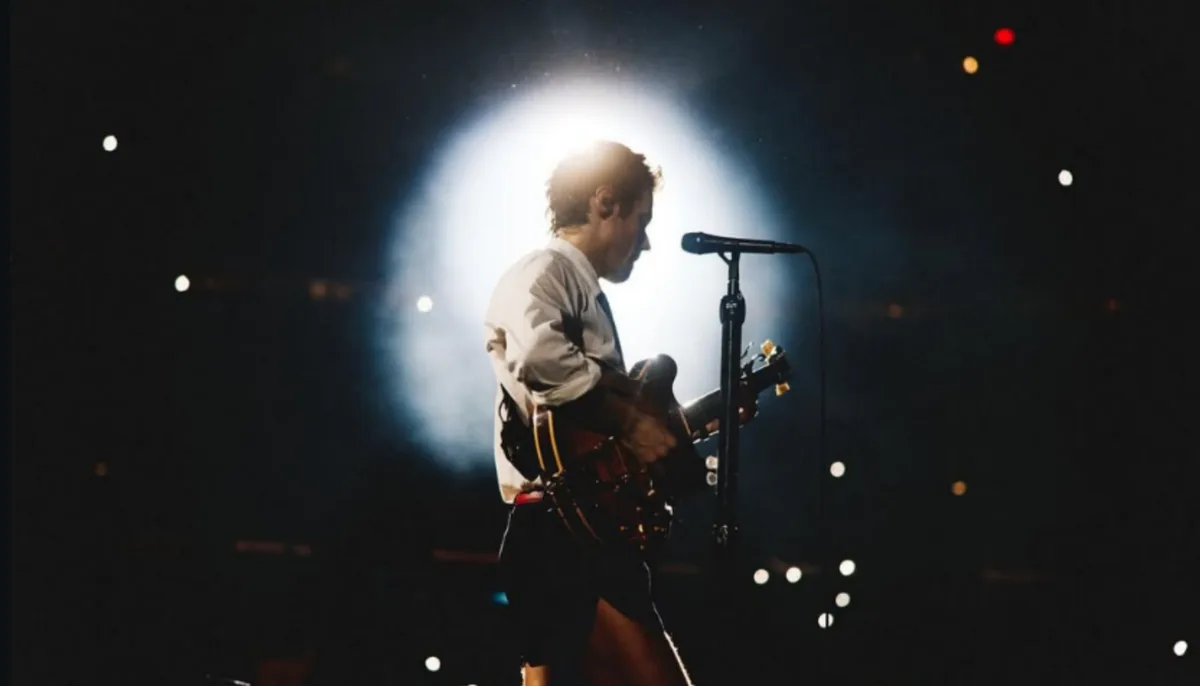 Harry Styles faz homenagem a Liam Payne, morto há dois anos, em show