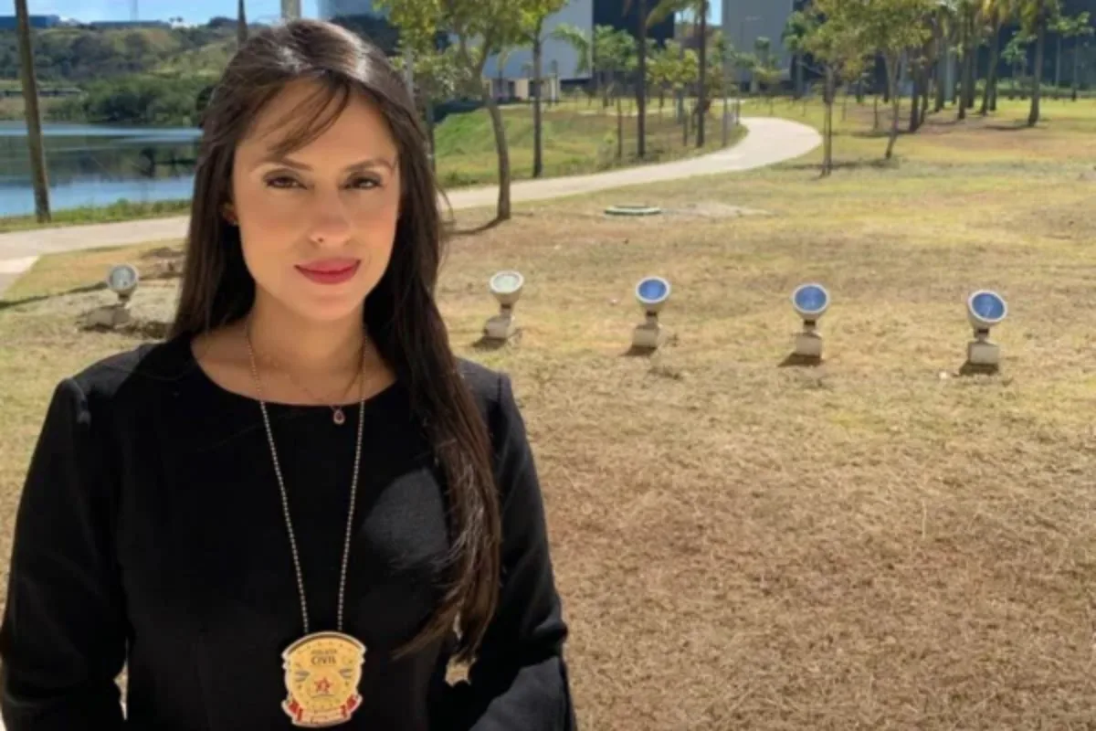 Delegada esposa de réu por morte de gari volta ao trabalho após 420 dias