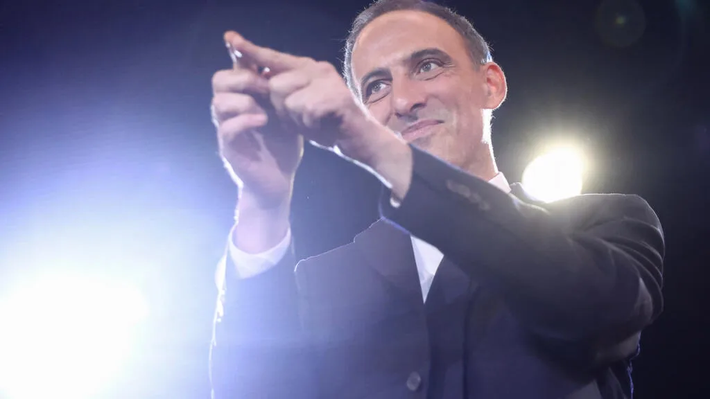 Raphaël Glucksmann largement élu candidat de la gauche sociale-démocrate pour la présidentielle