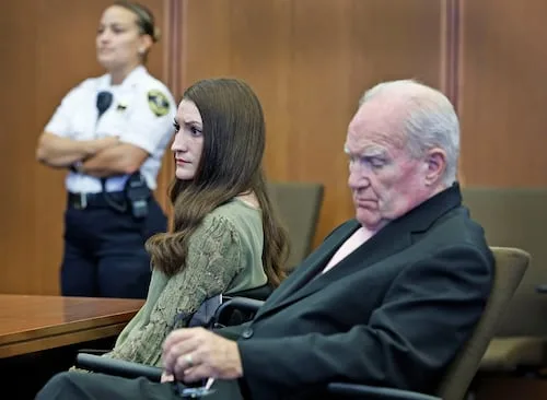 Defensa de Lindsay Clancy, acusada de matar a sus 3 hijos, pide declararla no culpable; su juicio fue declarado nulo