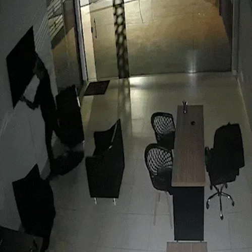 Ladrão arromba loja de veículos, se assusta com alarme, mas leva televisão