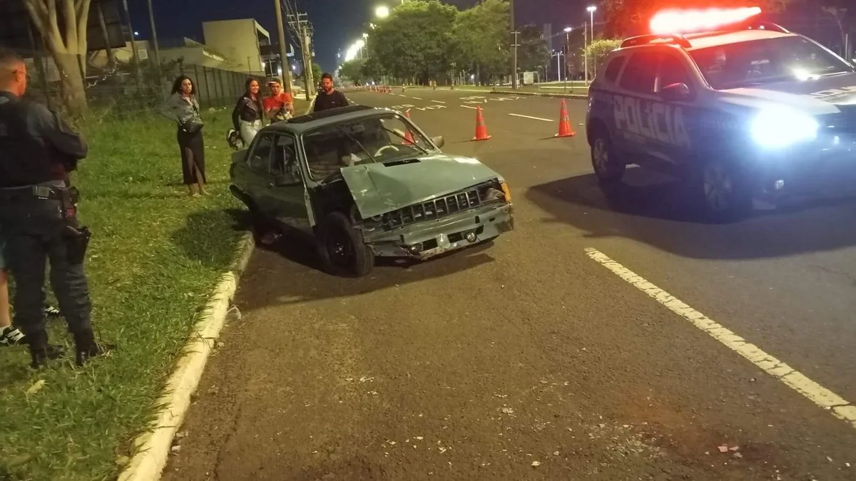 Fazendo “zerinho” na Afonso Pena, motorista de Chevette bate em Audi