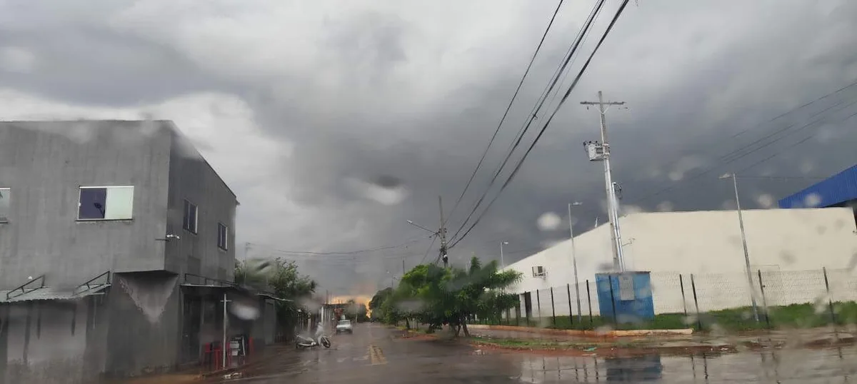 Tempo fecha e chuva com raios e trovões atinge região sul de Campo Grande
