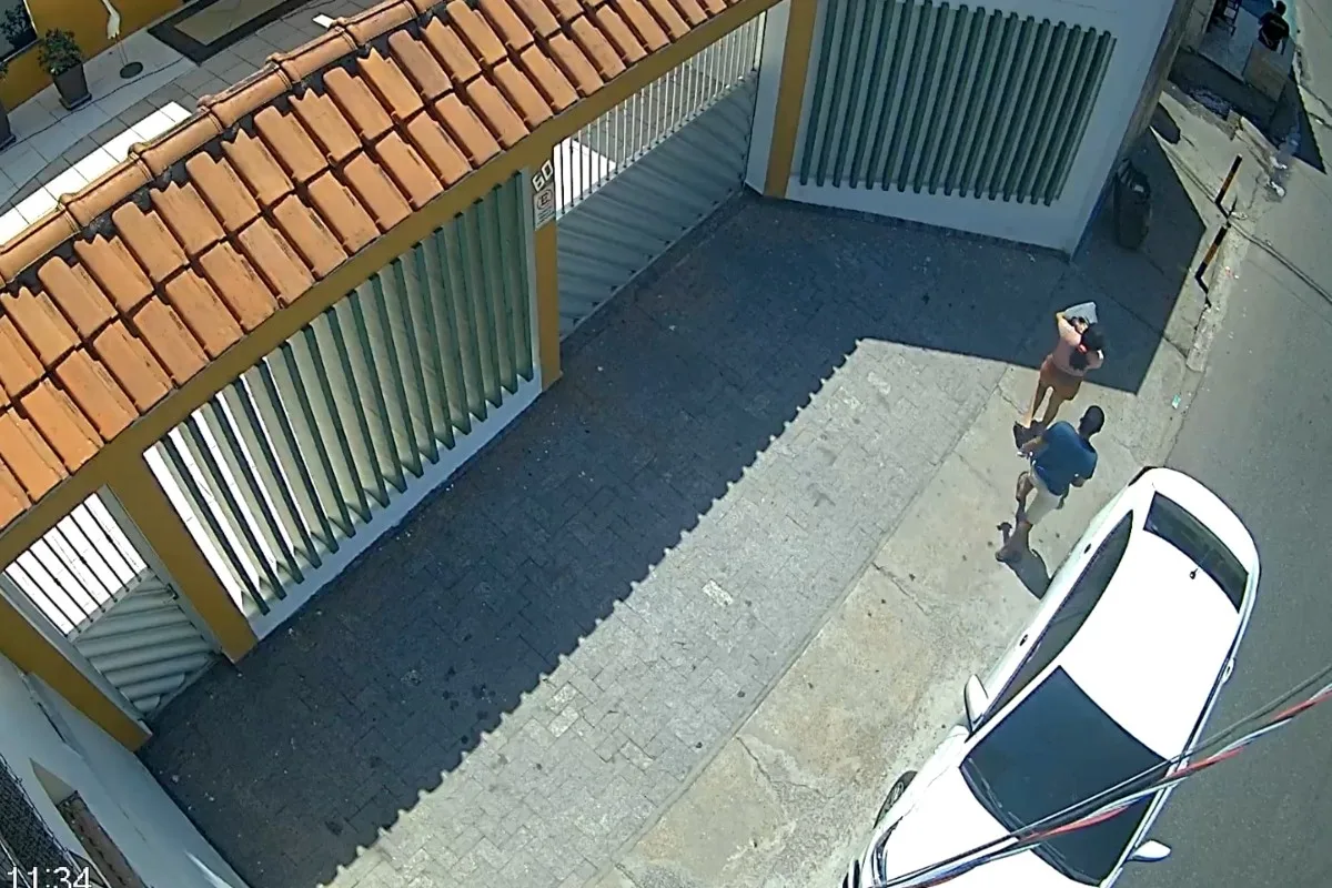 Câmera de segurança flagra casal com bebê sequestrado momentos antes de abandoná-lo na rua em Manaus