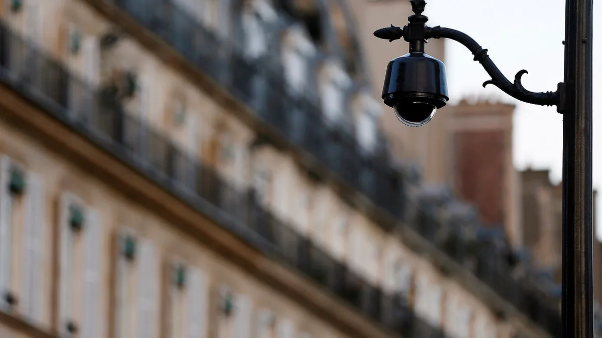 Caméras de vidéosurveillance à l'école: la mère d'Elias, jeune poignardé à mort à Paris, estime que cette proposition est "irréaliste" et "n'apportera rien"