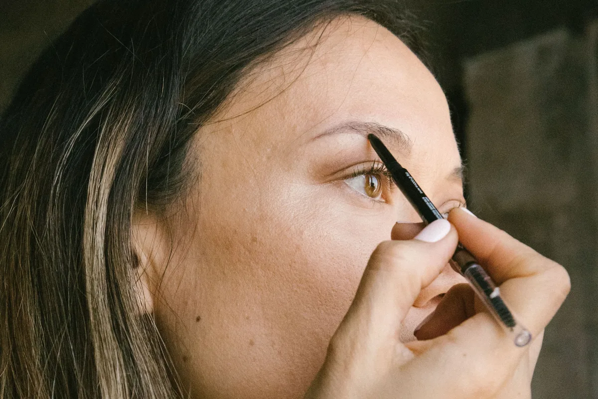 Susana Marín, maquilladora: “A partir de los 45 años empecé a perder pelo de las cejas y, para definirlas, marco tres puntos en la nariz”