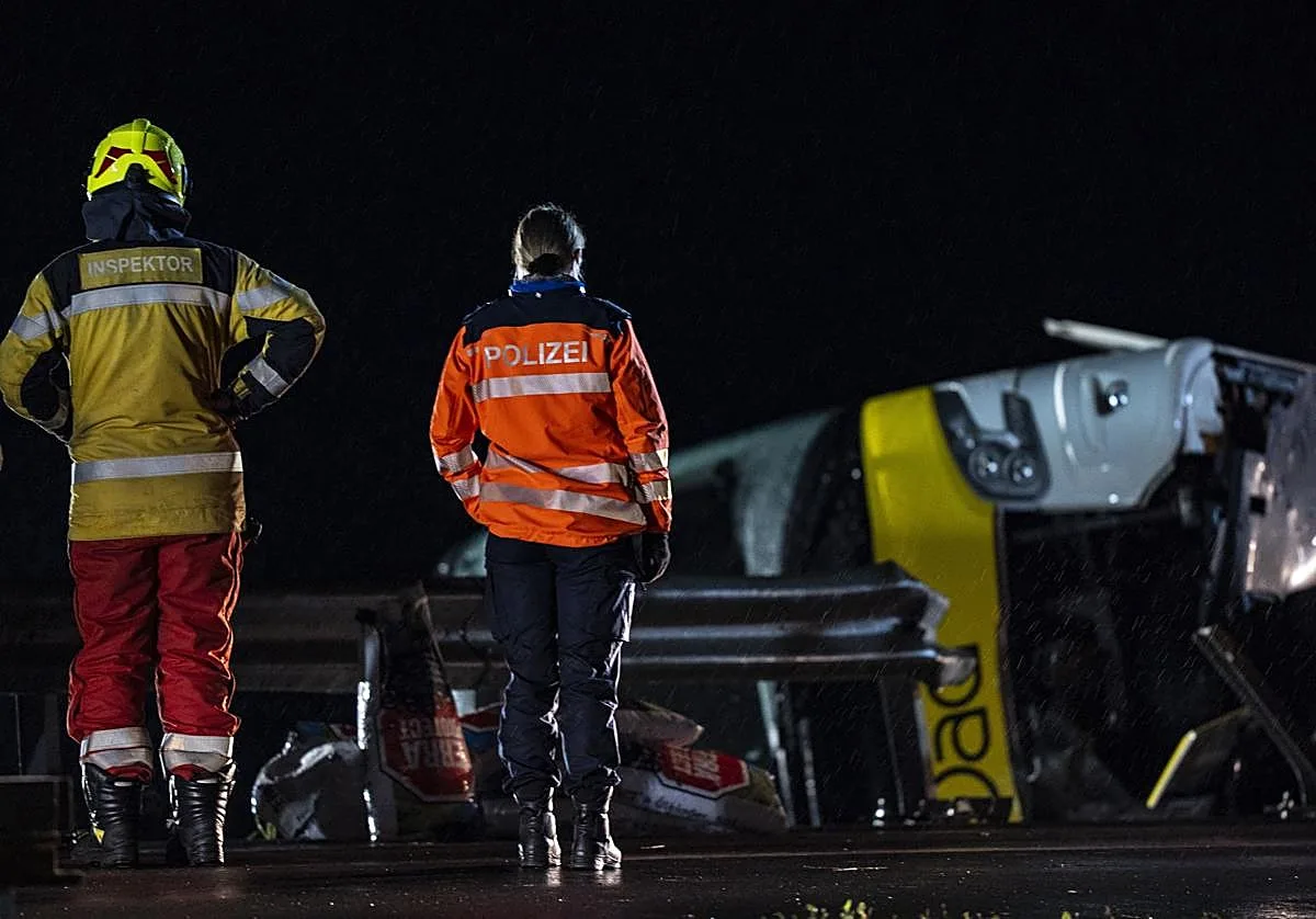 Varios muertos tras volcar un autobús turístico con casi 50 pasajeros neerlandeses en el este de Suiza