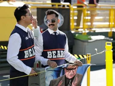 Bears-Packers game features tributes to Mike Ditka on the field and in the stands