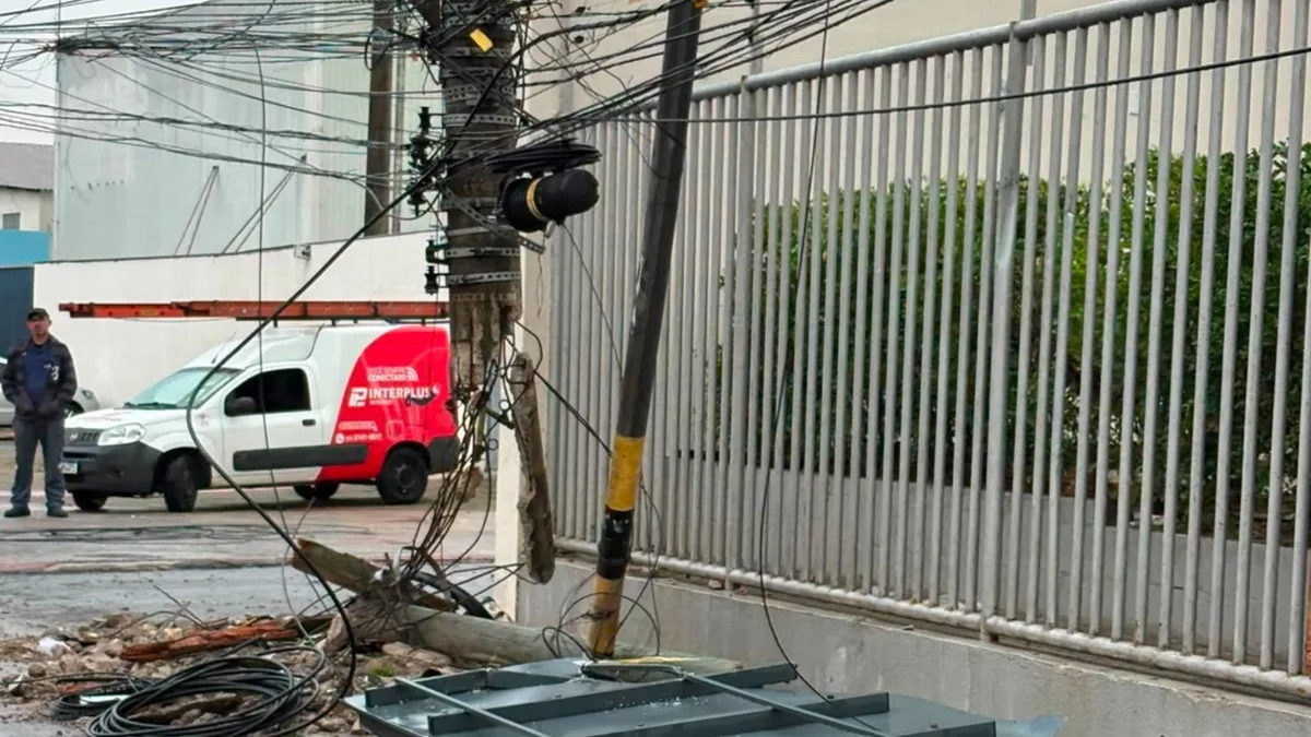 Ônibus bate em ponto e poste e deixa dois feridos na Serra