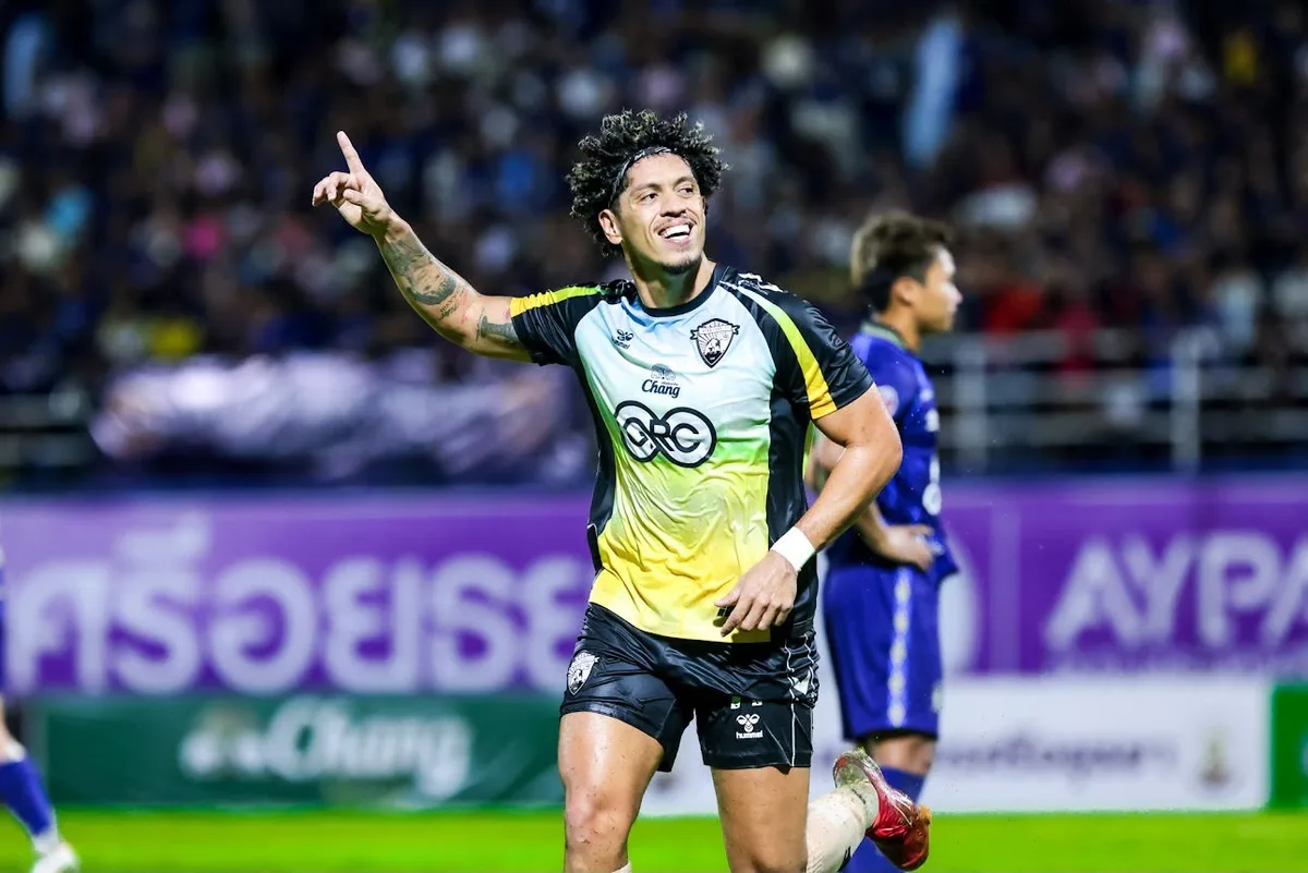 Volante brasileiro vira destaque na Ásia ao lado de ex-Palmeiras e mira título inédito