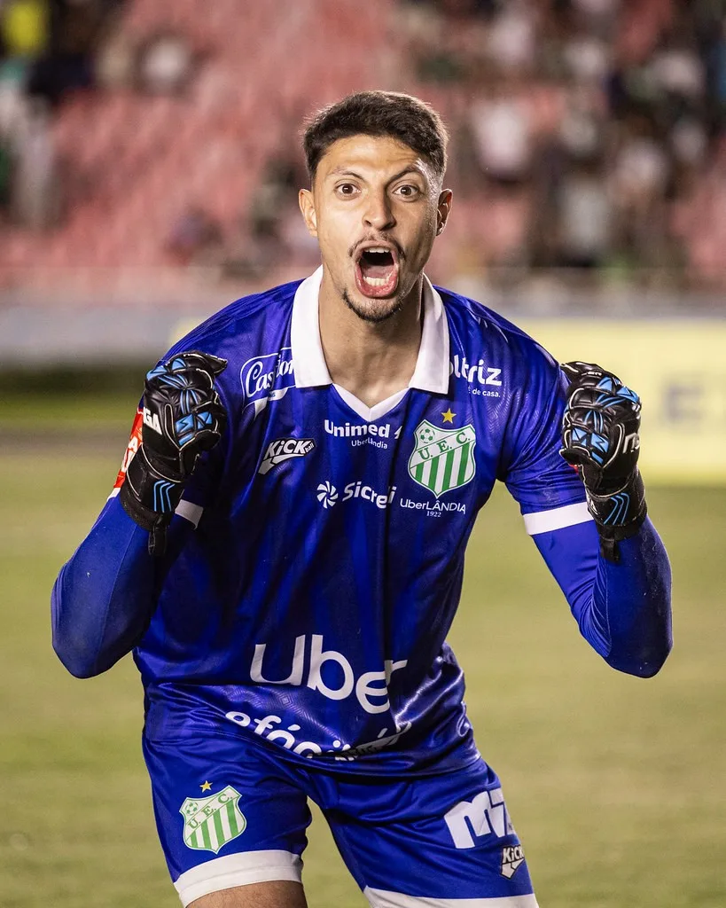 Guilherme Nogueira vive sequência sem sofrer gols e vira trunfo do Uberlândia na Série D
