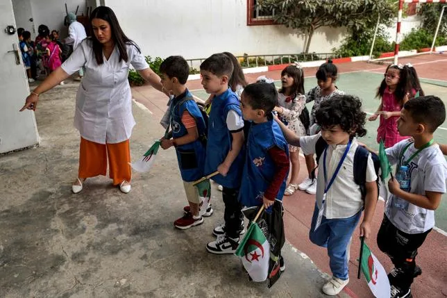 À l’école algérienne, la “substitution” organisée de l’anglais au français