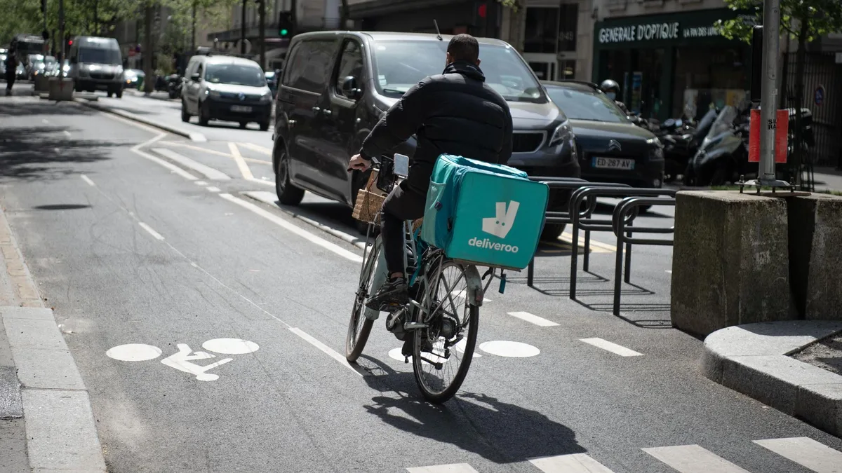 Un cycliste poignardé au cou par un automobiliste à Paris, le suspect a été interpellé