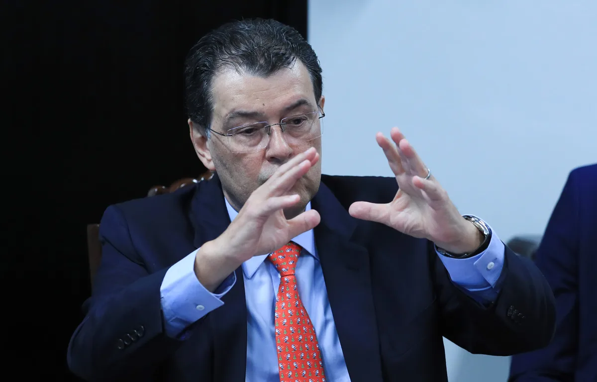 Líder do MDB no Senado defende mais tempo para discutir PEC 6×1