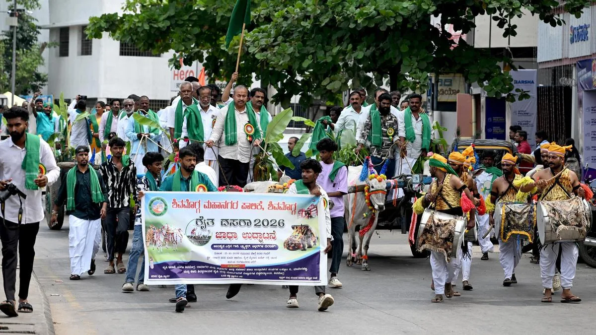 Farmers participate in Raitha Jatha as part of Shivamogga Dasara