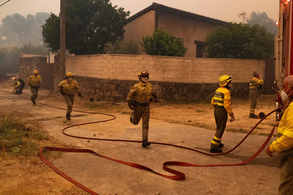 Las mil y una calamidades de los bomberos de Castilla y León tras el incendio más grave de la historia de España: “Es inhumano”