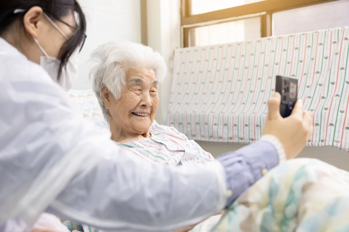 “가족 간병에 주 21시간”…돌봄청년 의료비·간병비 지원한다