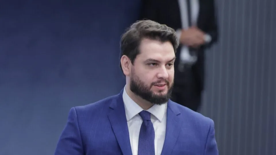 Defesa de Filipe Martins insiste após Moraes ignorar pedido de visita de Flávio Bolsonaro