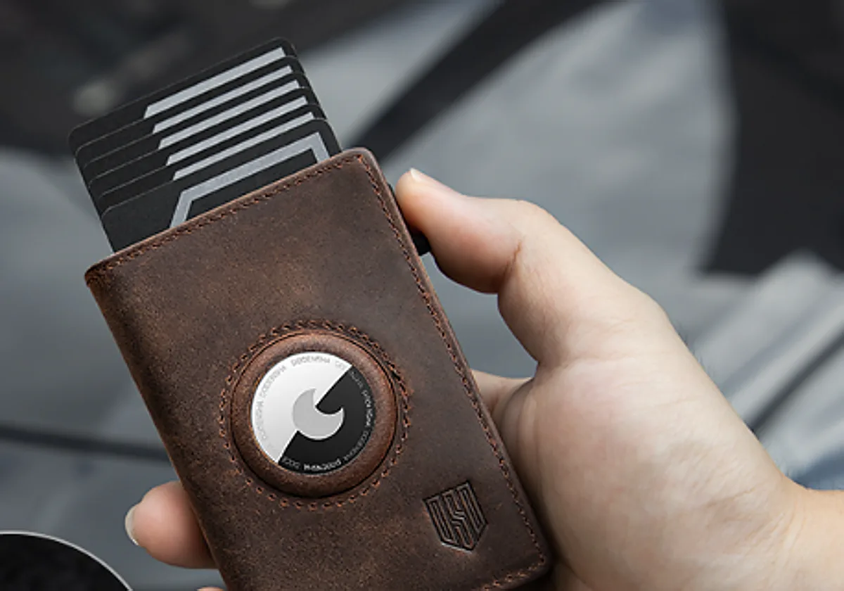 La cartera DODENSHA para hombre que guarda hasta 10 tarjetas, tiene hueco para AirTag y está rebajada