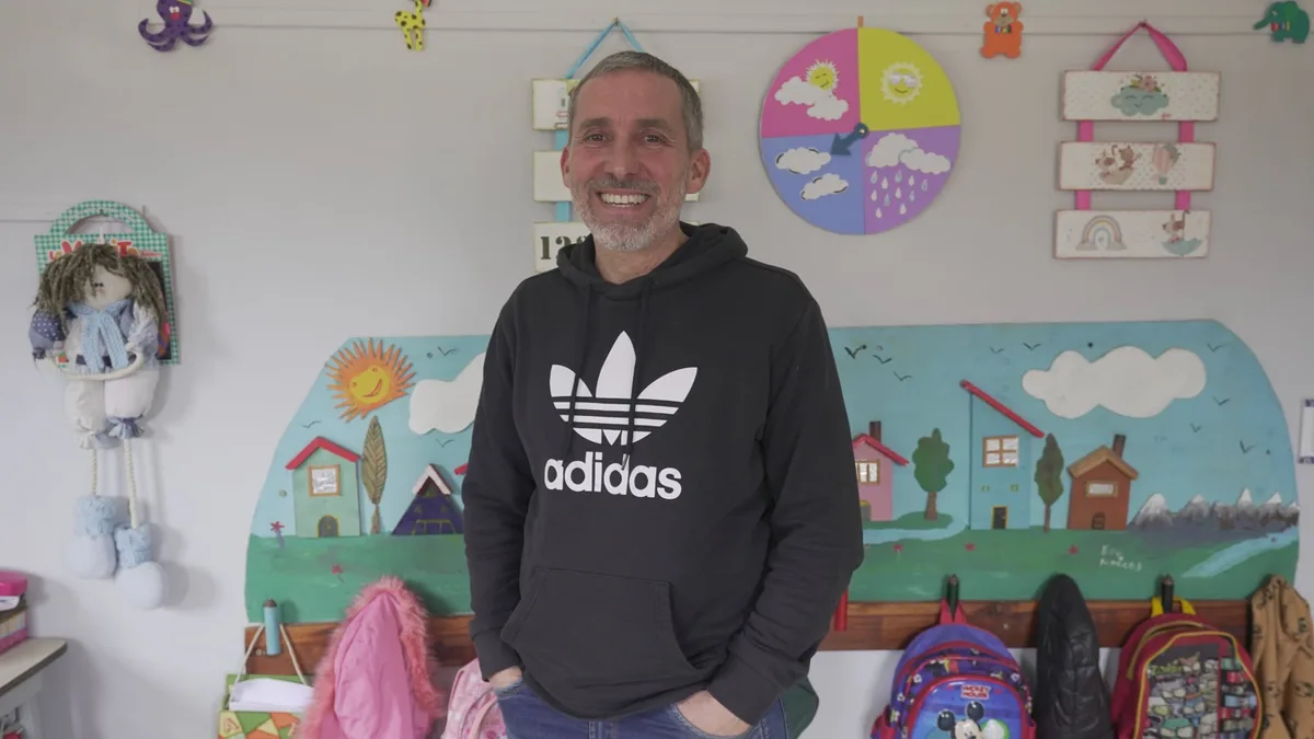 “Hay mucho prejuicio sobre los pastores”: la historia de Emanuel, el pastor que hace stand up y transformó el dolor en servicio