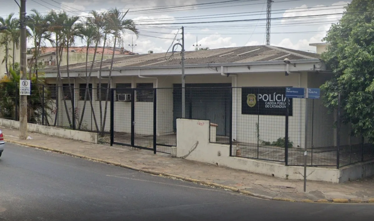 Homem é morto com pedaço de madeira em fábrica de caixotes após suposto encontro amoroso