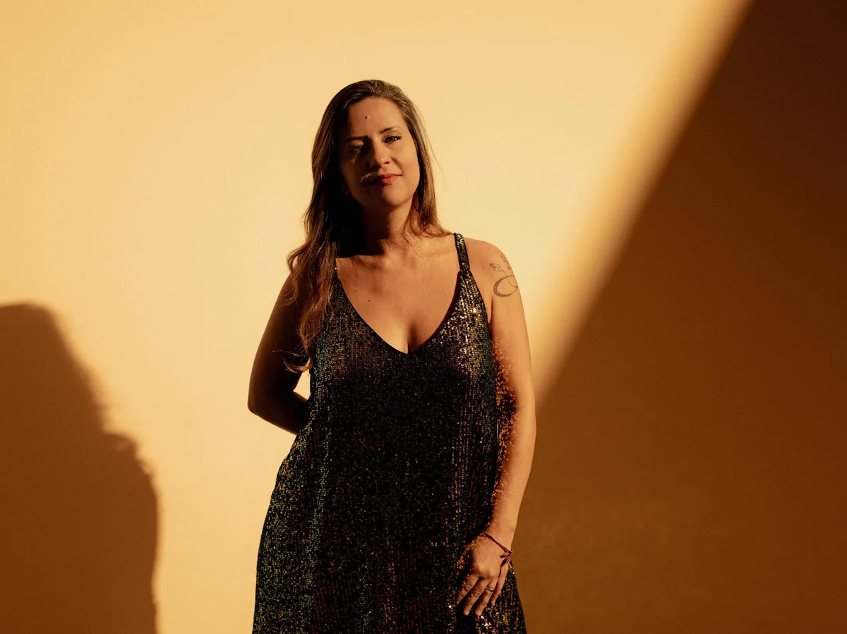 Estrela Leminski, filha do poeta Paulo Leminski, lança álbum e faz show em SP