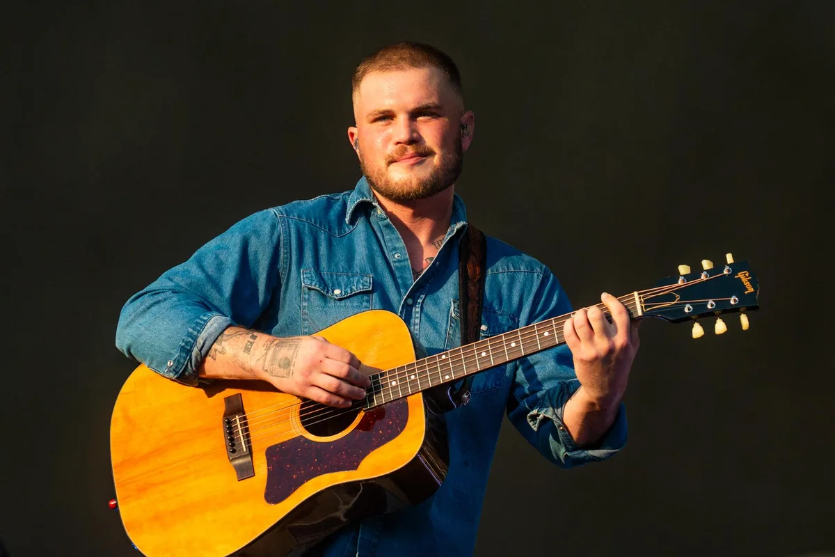 On vous présente Zach Bryan, le chanteur de country qui défend la Palestine et agace le camp Trump